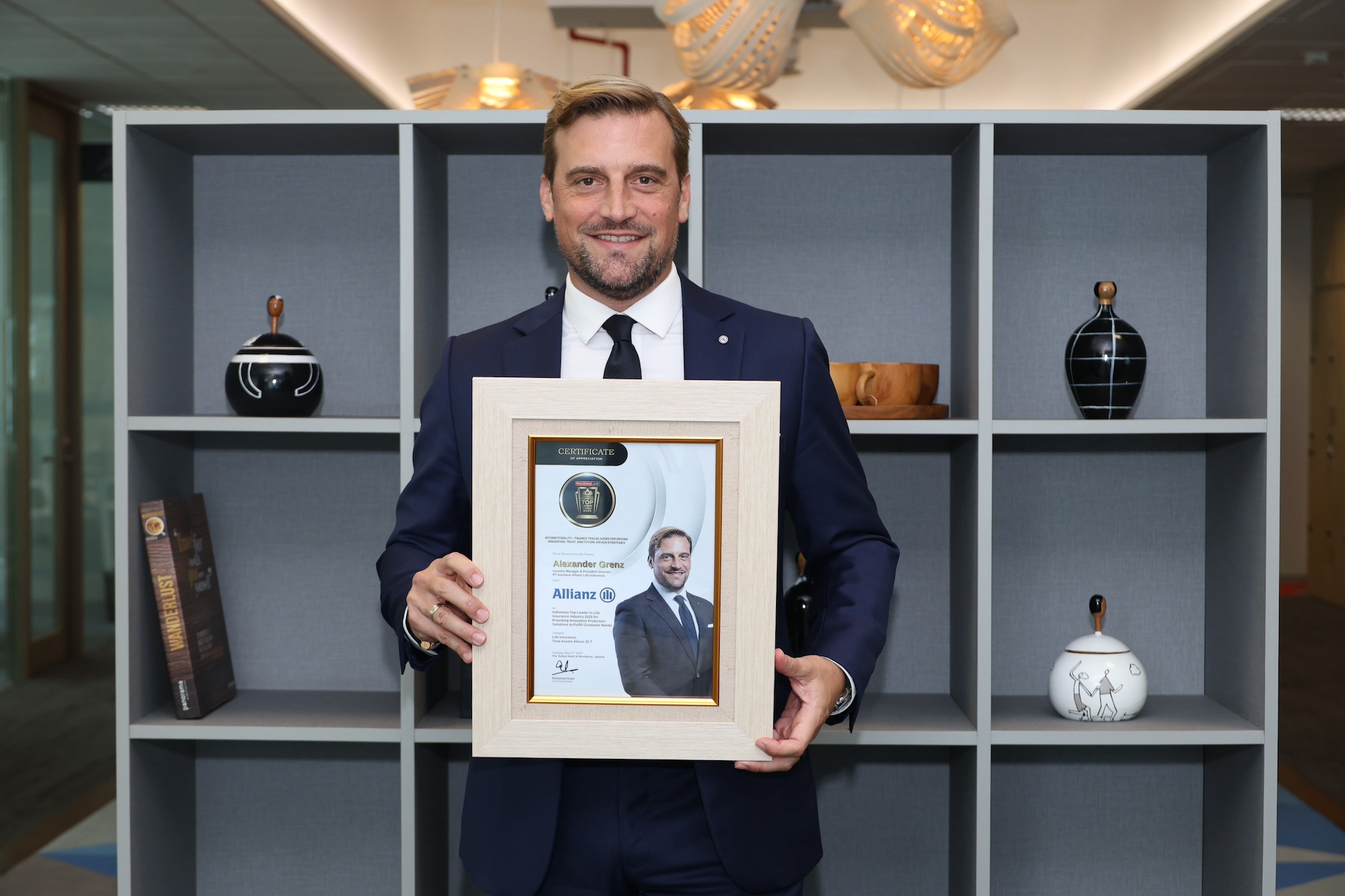 CEO Allianz Life Raih Indonesia Financial Top Leader Awards 2025