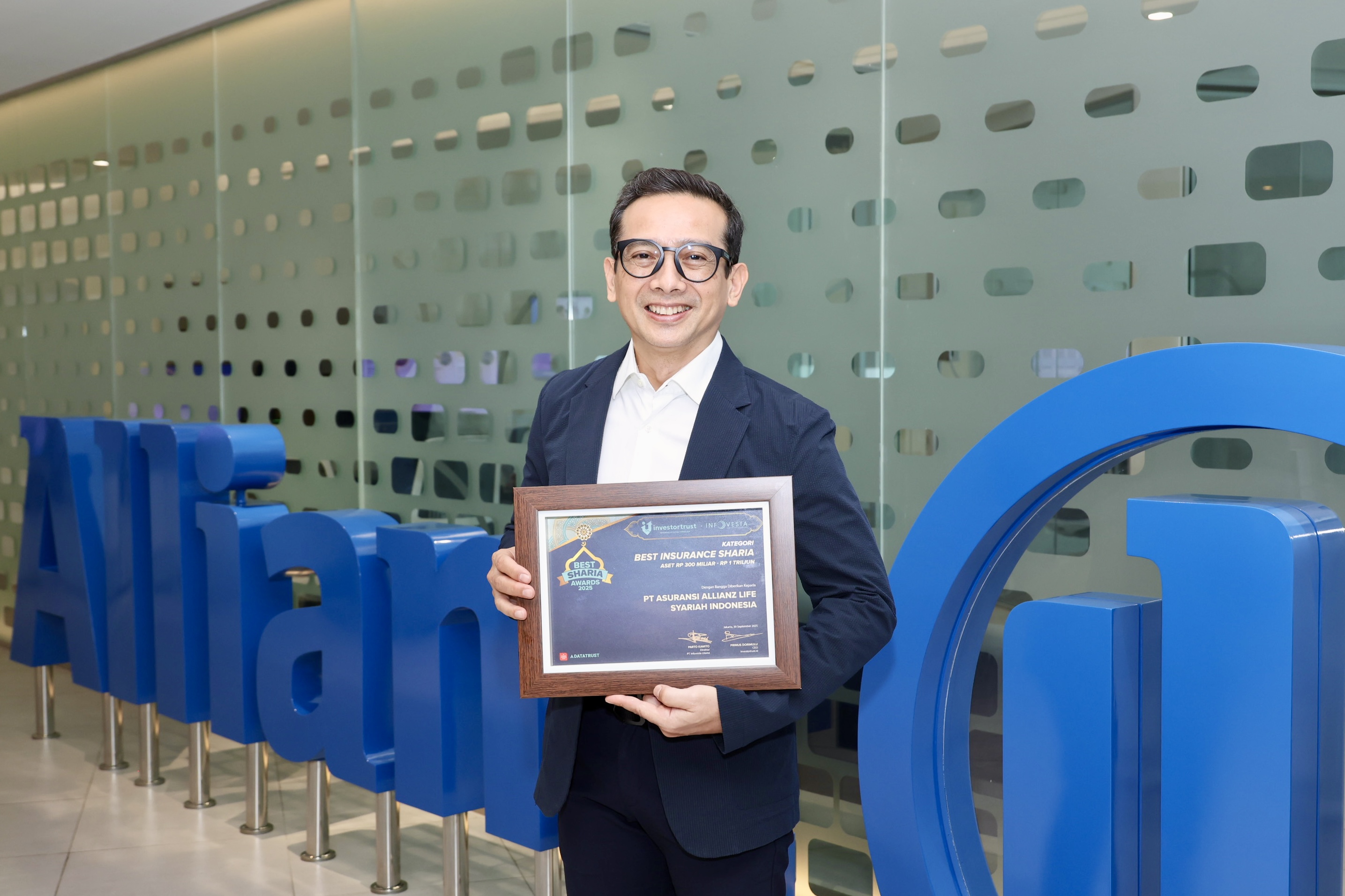 Allianz Life Syariah Raih Best Insurance Sharia Awards